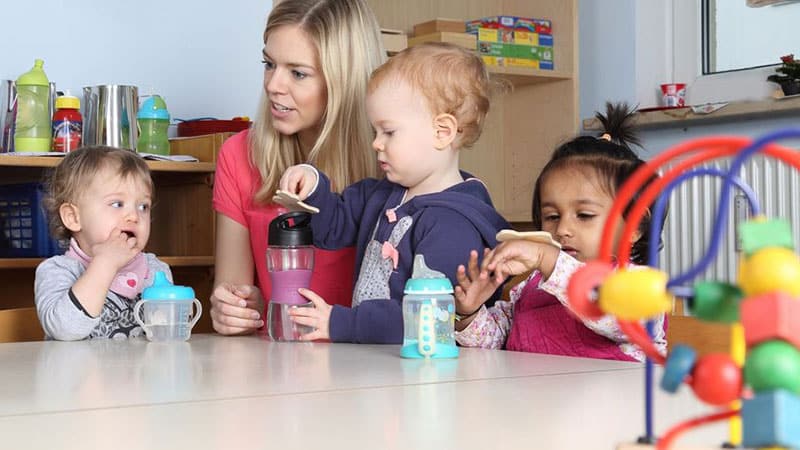 nounou à domicile joue avec des enfants