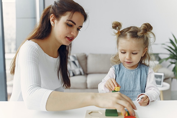 nounou à domicile avec enfant petite fille