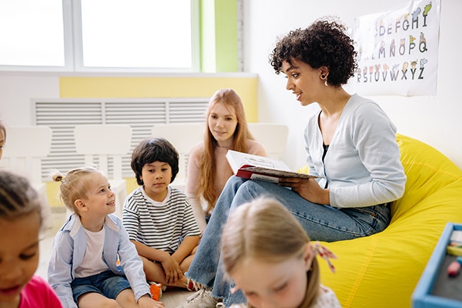 nounou lit des histoires aux enfants