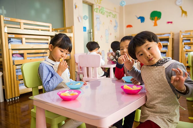 enfants en groupe dans structure d'accueil petite enfance