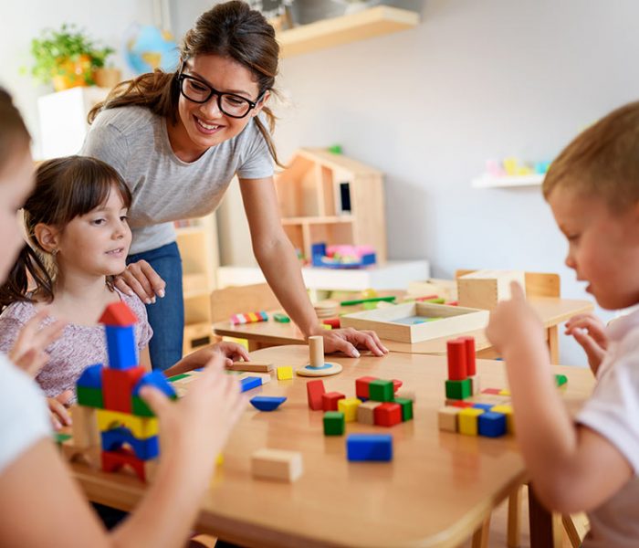 cap-petite-enfance-apprentie Femme avec enfants