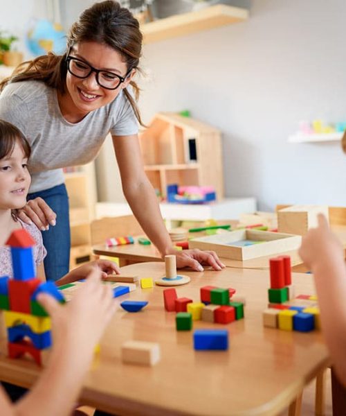 cap-petite-enfance-apprentie Femme avec enfants