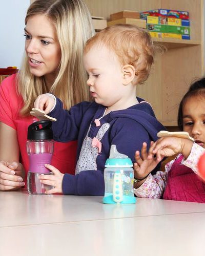cap-petite-enfance-azap femme avec enfants qui jouent